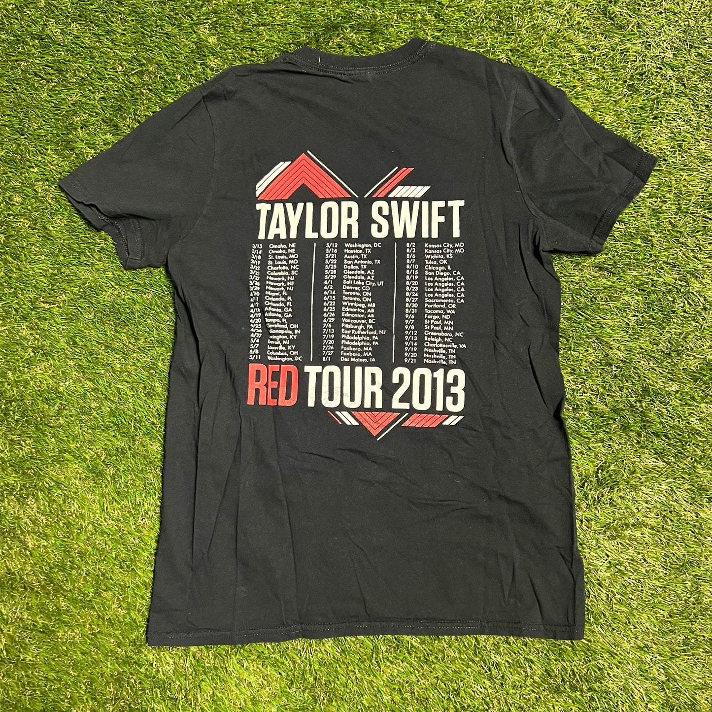 Taylor Swift Red 2013 Tour Black Tee Size Small USED v1663