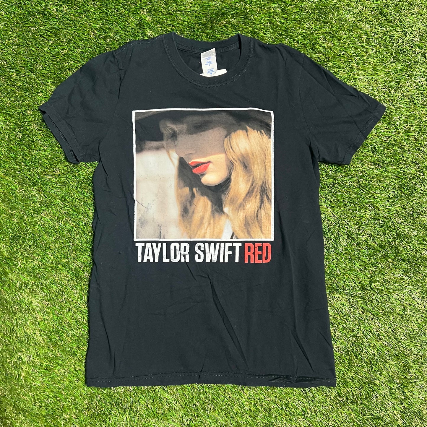 Taylor Swift Red 2013 Tour Black Tee Size Small USED v1663