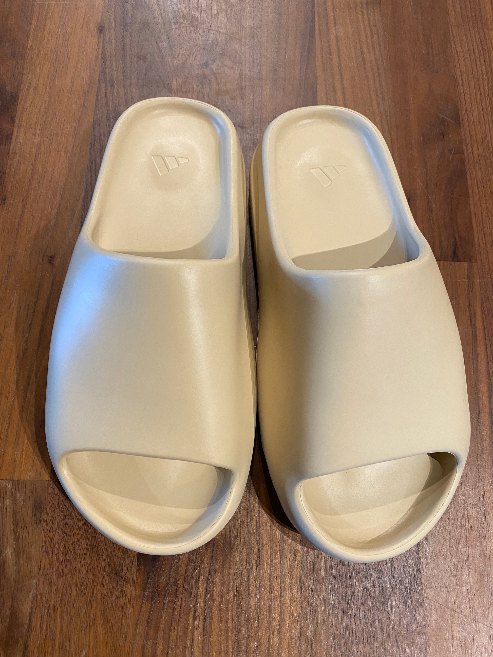 Yeezy Slide Desert Sand Size 9 NEW s10326