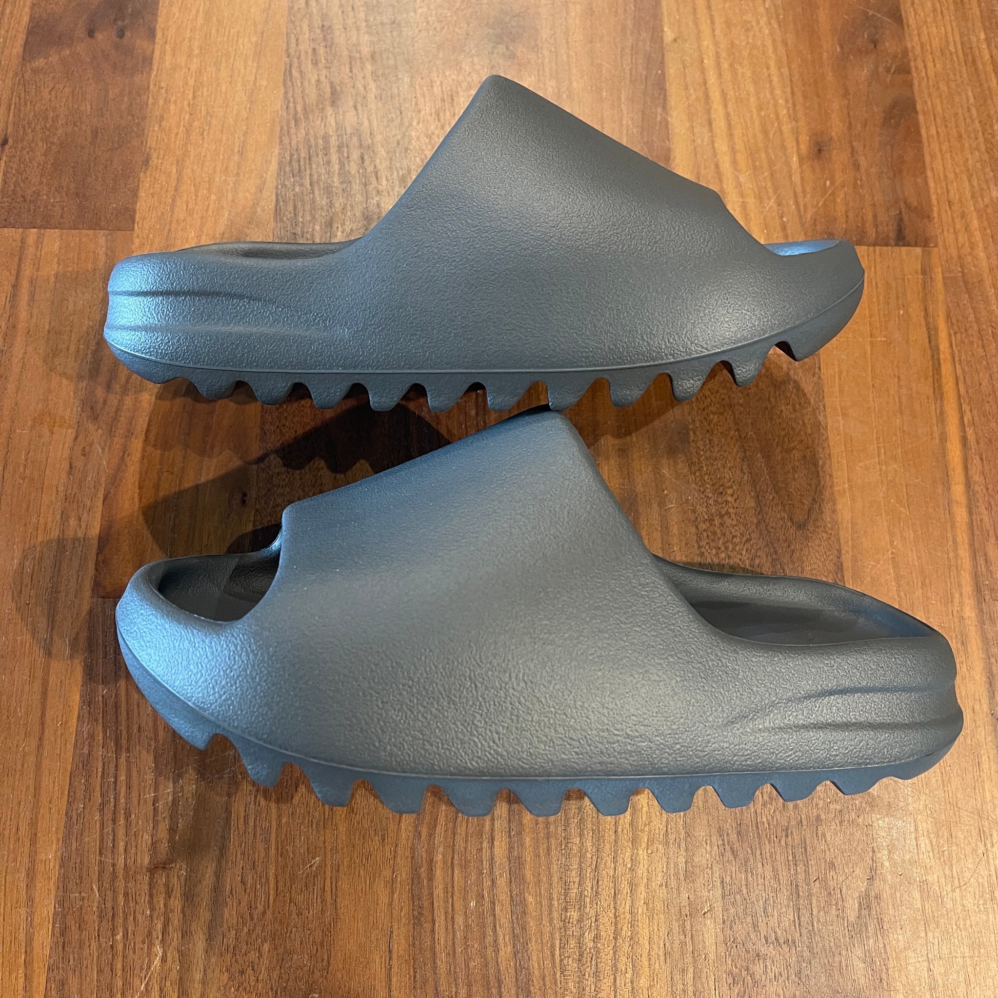 Yeezy slide slate grey Size 5 NEW s10727