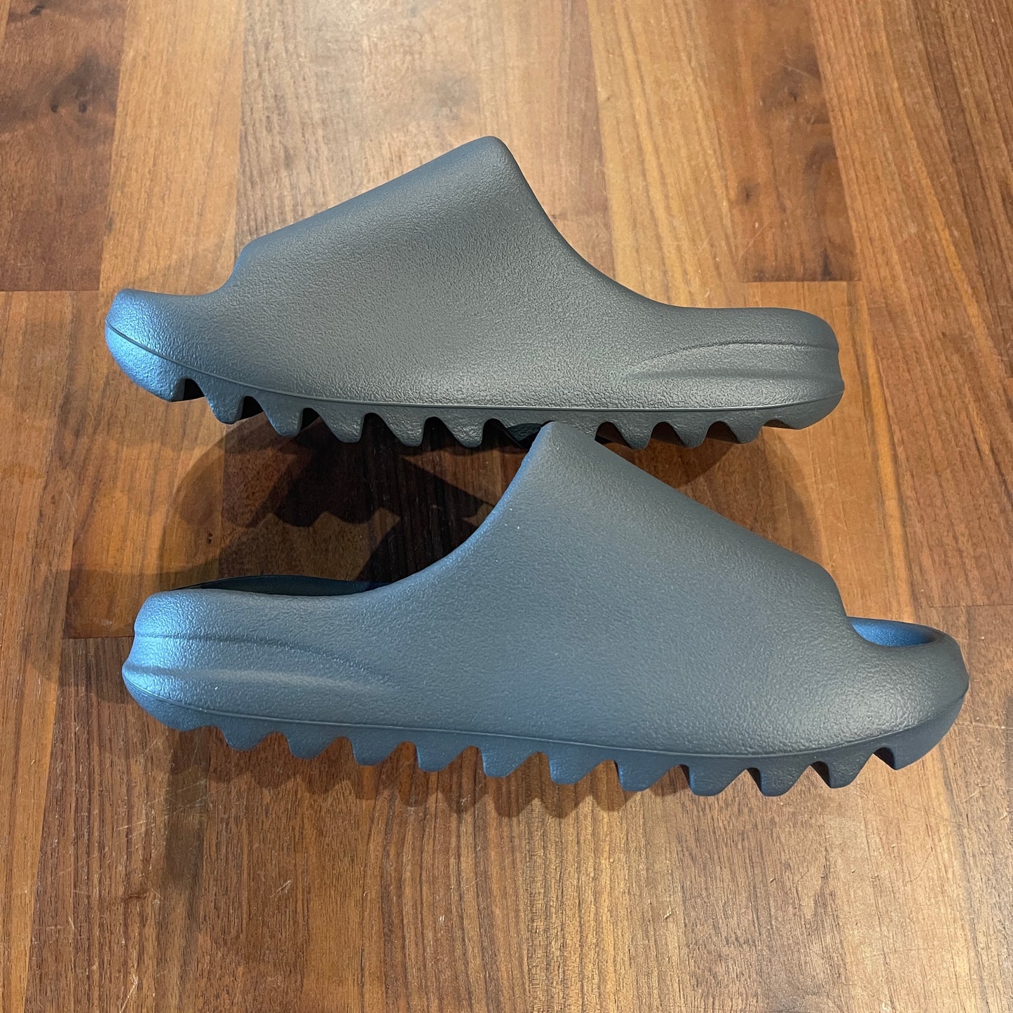 Yeezy slide slate grey Size 5 NEW s10727