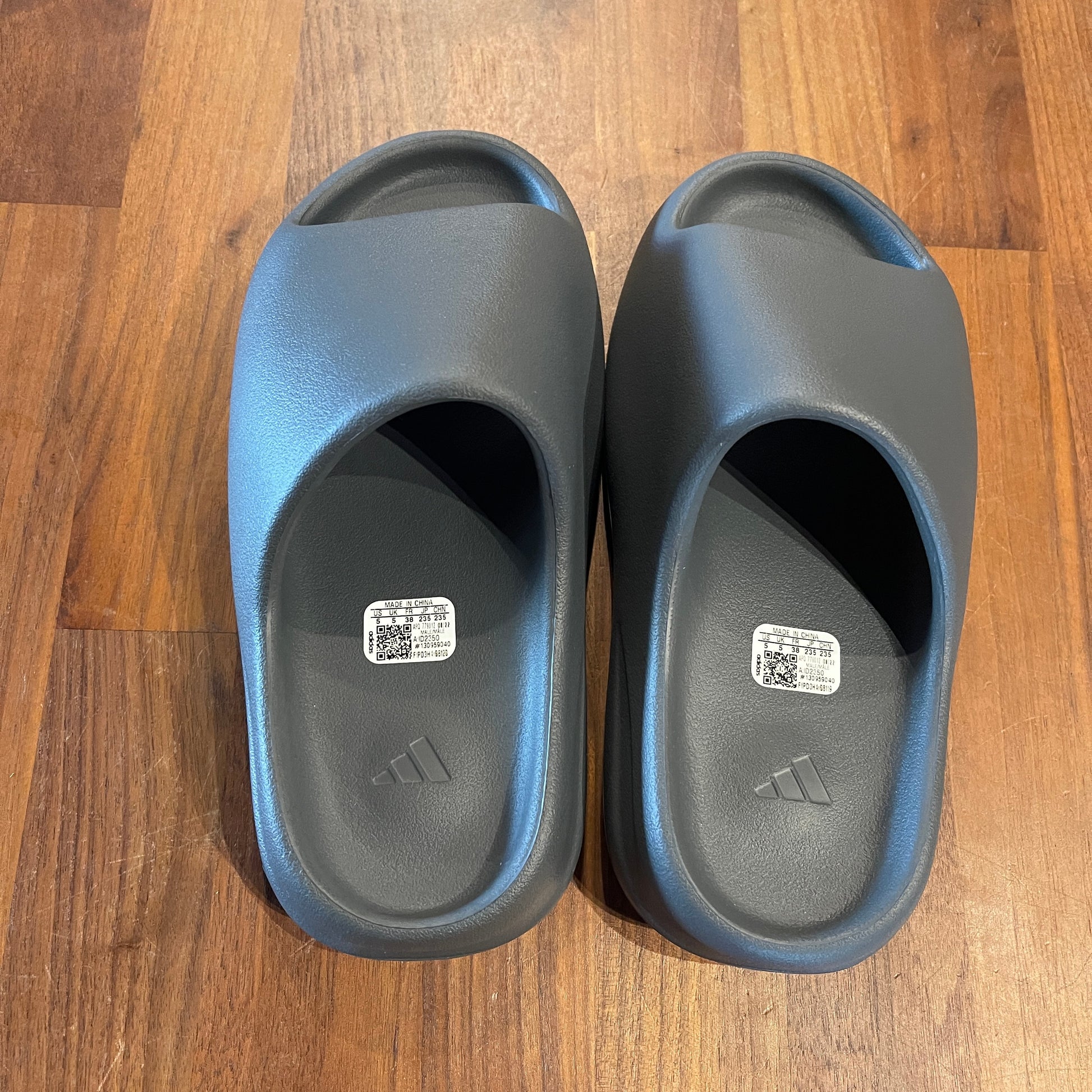 Yeezy slide slate grey Size 5 NEW s10713