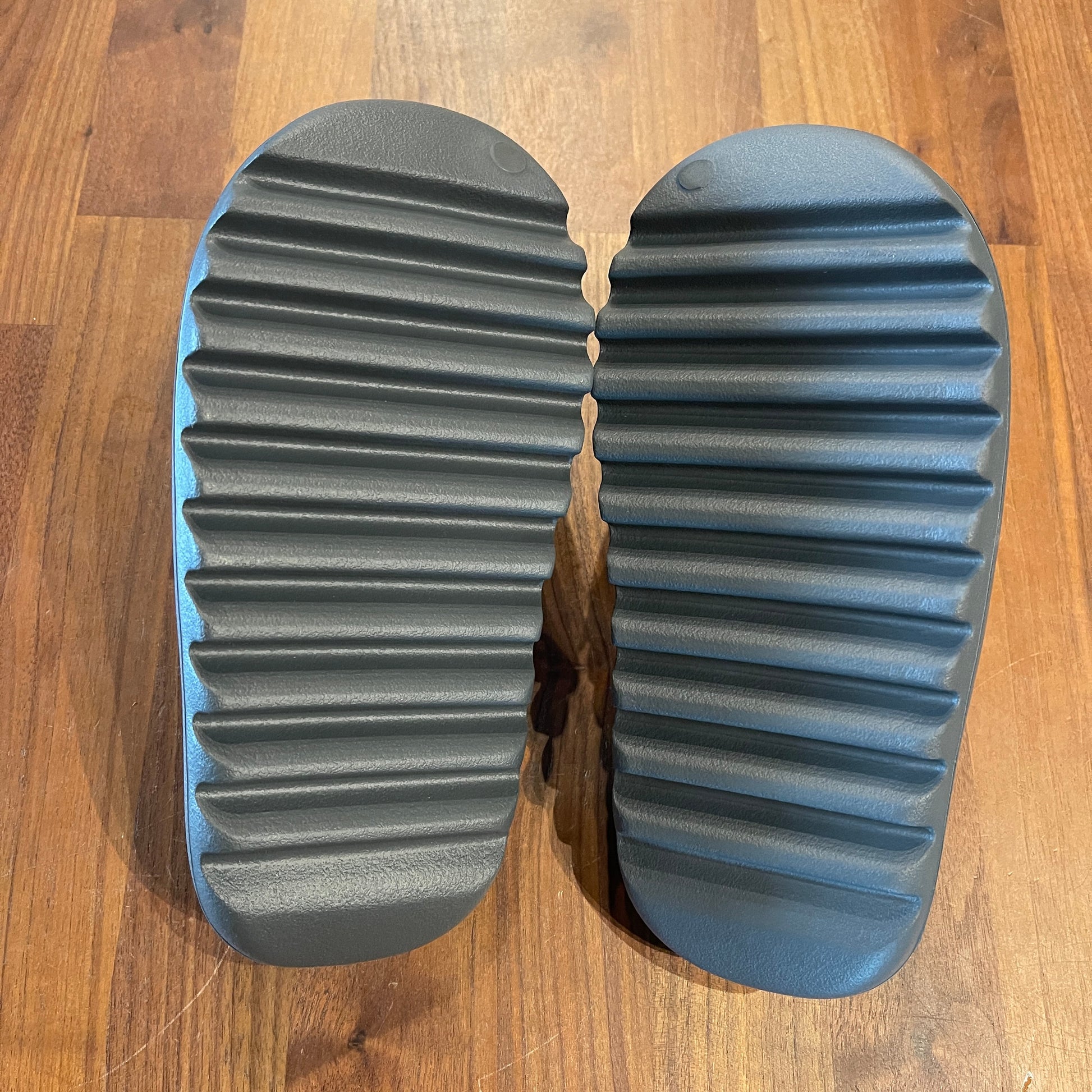 Yeezy slide slate grey Size 5 NEW s10713
