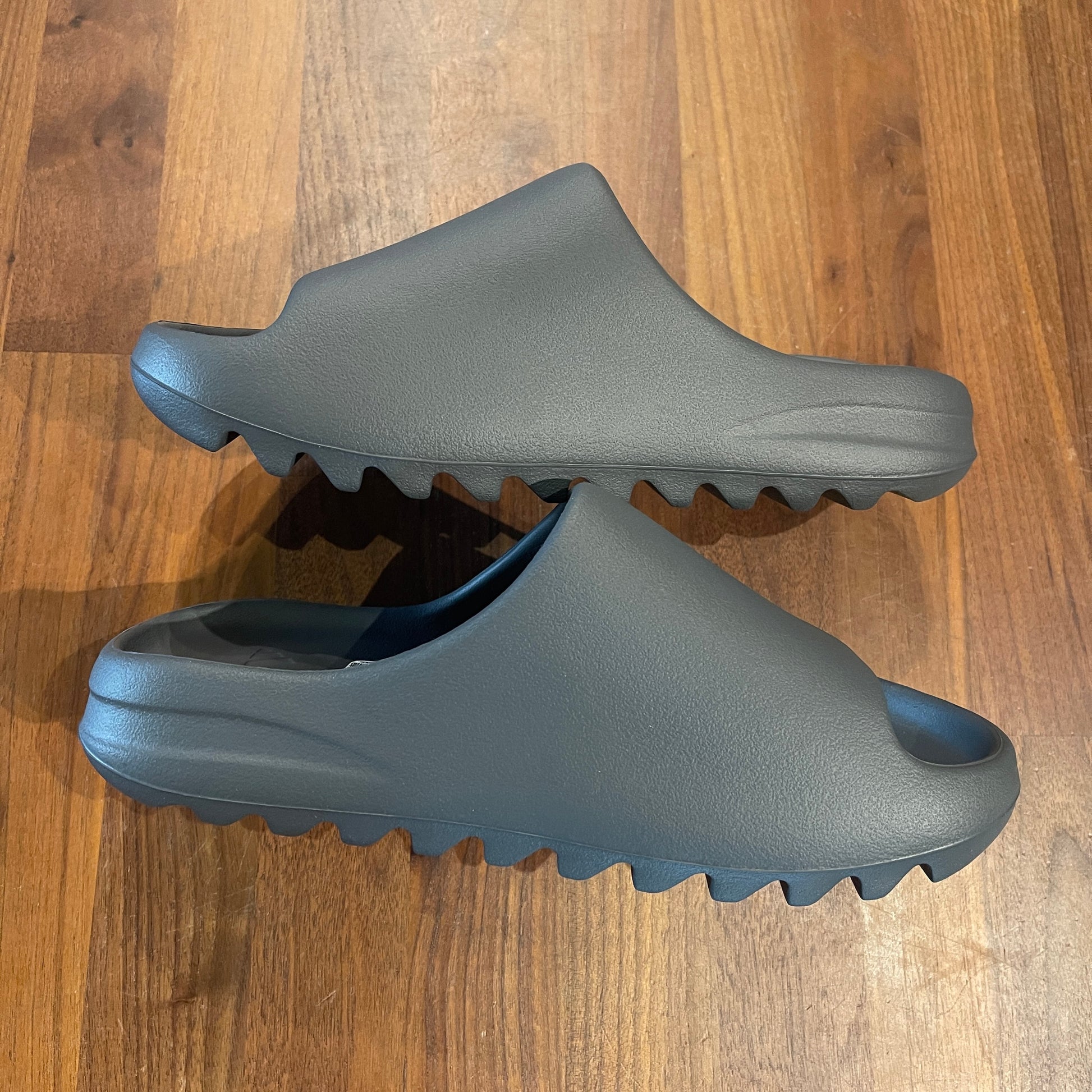 Yeezy slide slate grey Size 9 NEW s10734