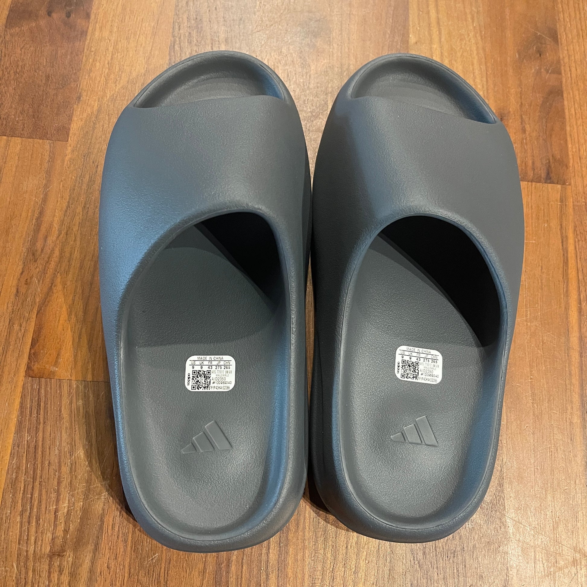 Yeezy slide slate grey Size 9 NEW s10734