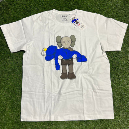 Kaws Uniqlo Gray Figure holding blue Figure White Tee Size XL NEW x1589