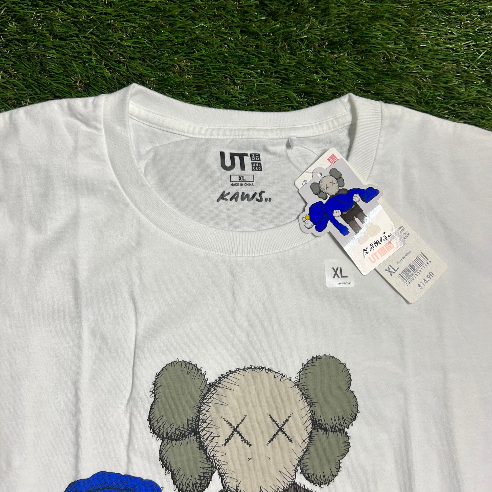 Kaws Uniqlo Gray Figure holding blue Figure White Tee Size XL NEW x1589