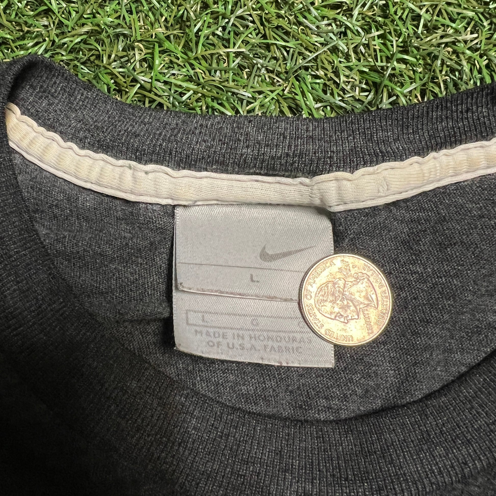 Nike dark gray tee right white swoosh Size Large USED v13749