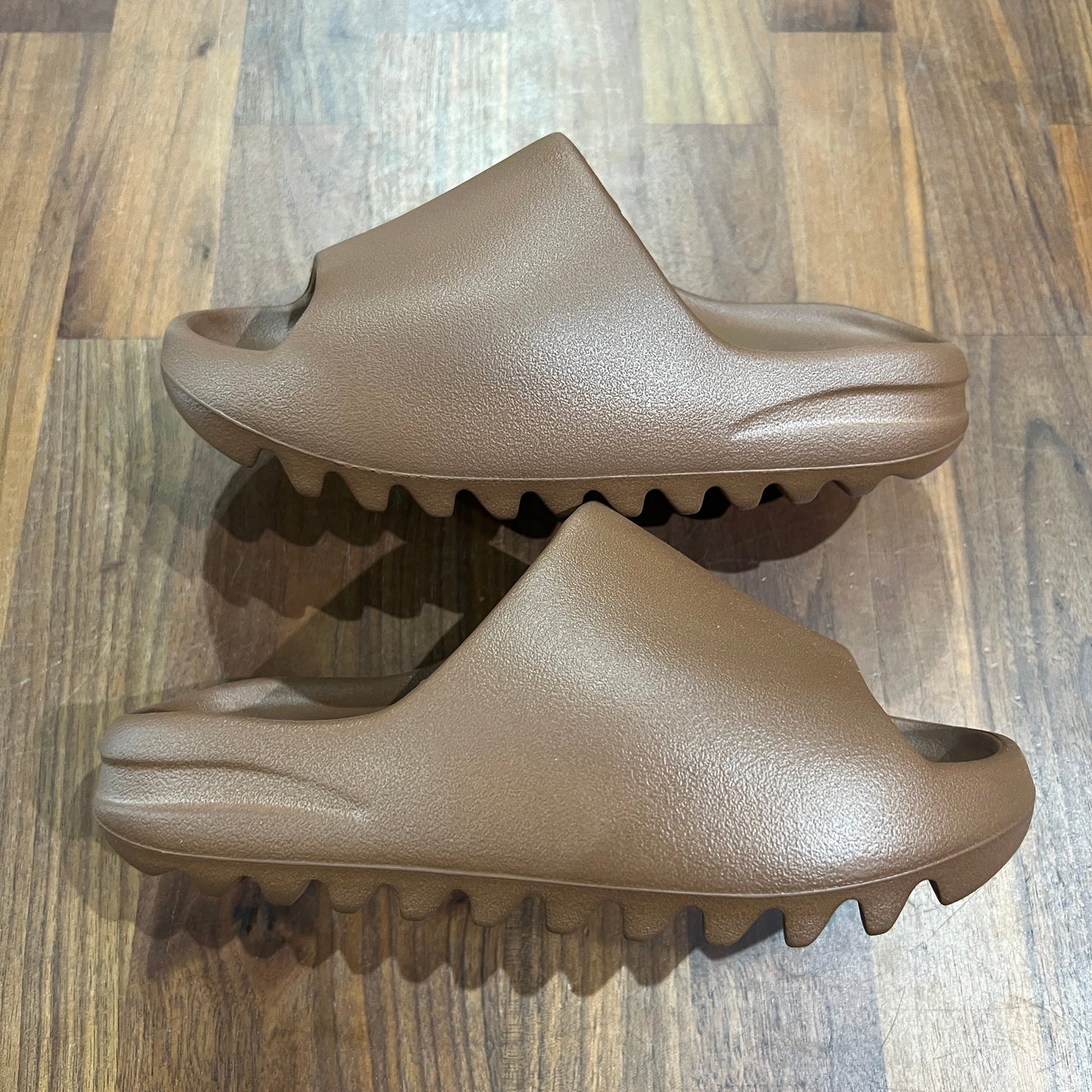 Yeezy Slide Flax Size 4 NEW s13556